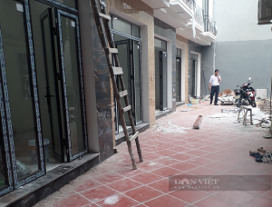 Một dãy nhà xây sẵn ở quận Nam Từ Liêm (Hà Nội) đang có giá bán từ 2,7 đến đến hơn 3 tỷ đồng. Ảnh Nguyễn Minh