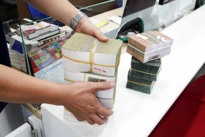 Lãi tiết kiệm giảm sâu, tiền vẫn đổ vào ngân hàng