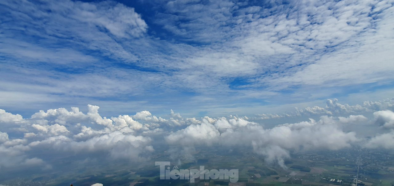 Du khách đổ về núi Bà Đen sau hiện tượng 'mây đĩa bay' bí ẩn